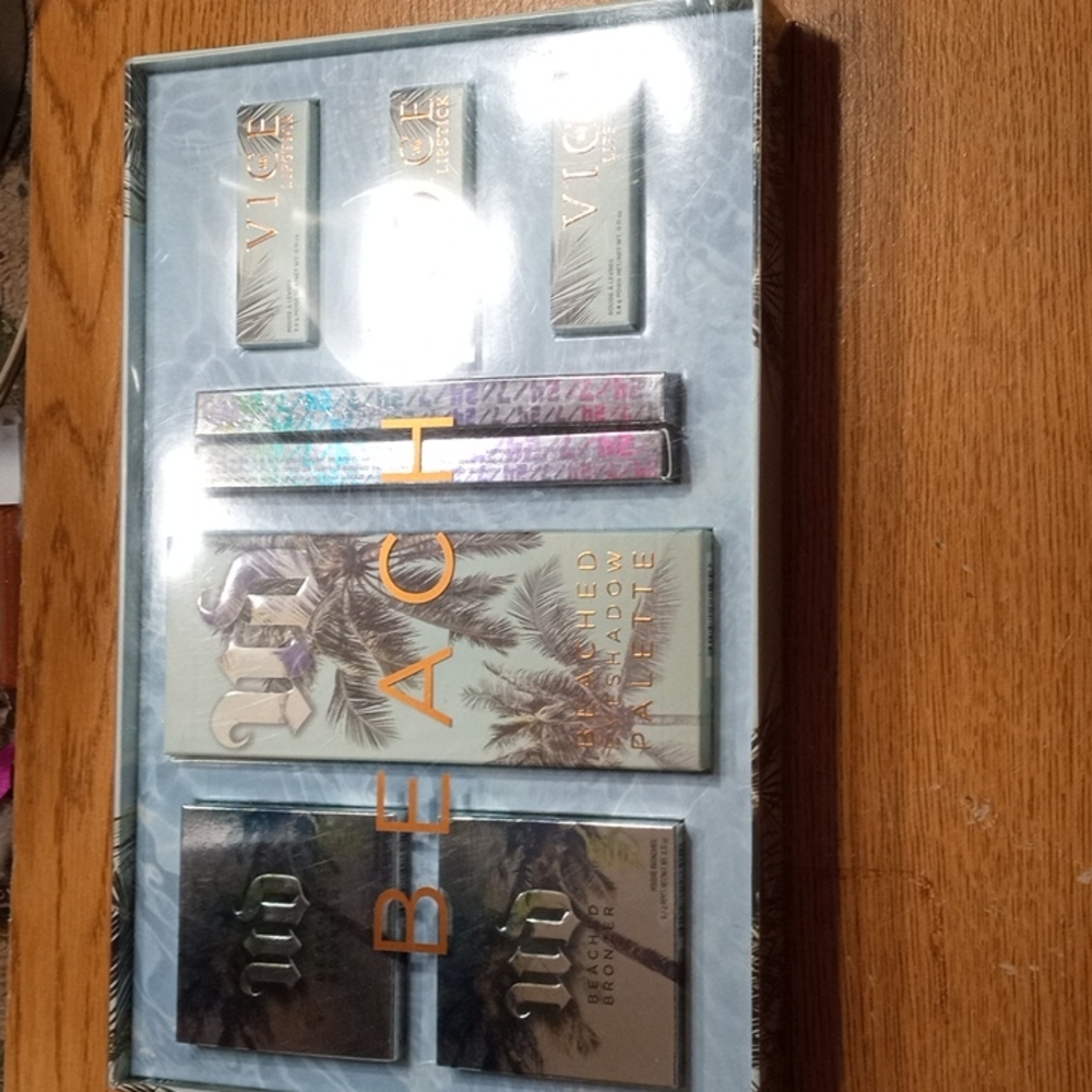 EXTREMELY RARE VINTAGE URBAN DECAY BEACHED MAKEUP VAULT